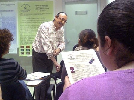 El Presidente de la Asociación de Técnicos y Auxiliares de Farmacia visita a los alumnos de ISED para darles información detallada de su futura profesión.