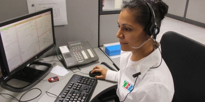 Mujer auricular telefónico